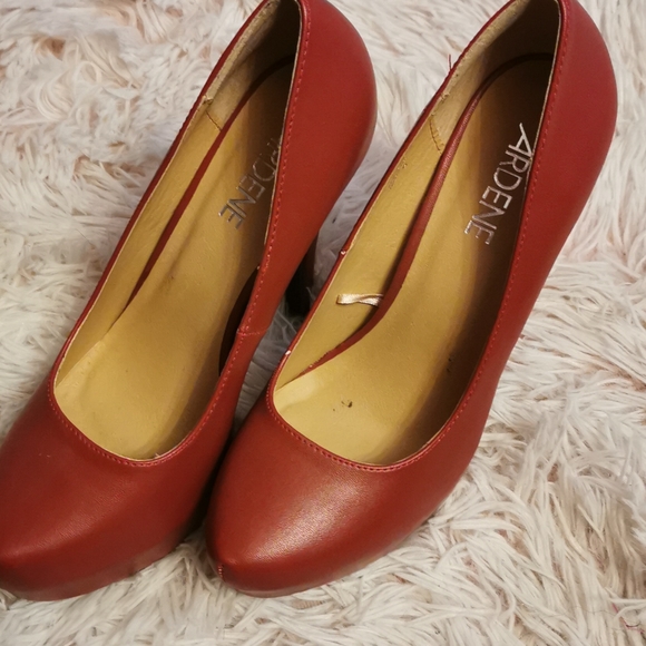 Beautiful red heels - Picture 1 of 2